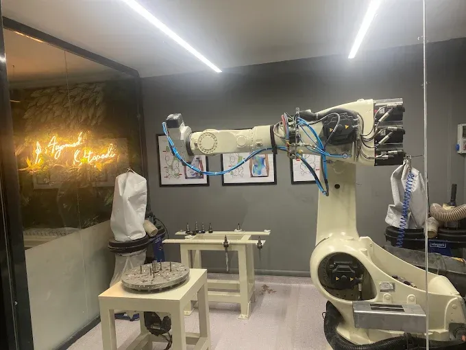 Asyamed Ortopedi atölyesinde ortez ve protez üreten 7 eksenli robot
